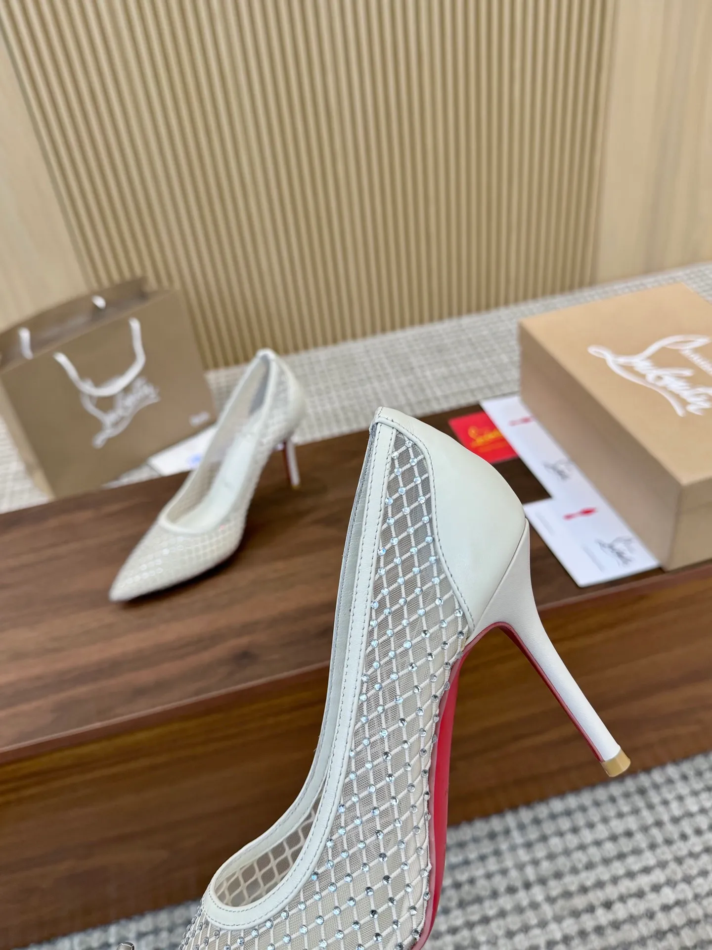 👟👟Ex-factory price 440👟👟 Genuine leather sole +40 Year-round shipment💝Christian Louboutin CL👠 Classic "💎Cow Patent Leather💎Series" noble and luxurious, real blingbling✨ Real materials, all customized by the pattern maker, and the materials are made of original customized materials, achieving the taste of the original 6 color options💍 Upper: imported 👉cow patent leather💪 lining: sheepskin foot pad/lining code number: 34-40.41.42 heel height: two options: 10.5cm and 8.5cm